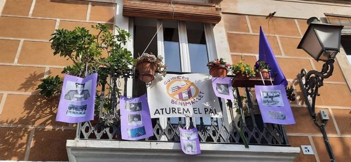 Barrio decorado con reivindicaciones feministas y urbanísticas en Valncia