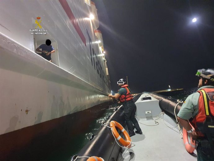 Descubren a cuatro polizones escondidos en una cavidad donde se recogen los cables del ancla del barco Melilla-Málaga
