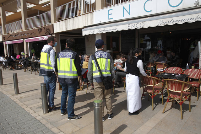 Varios agentes de la Policía Nacional durante un control a una terraza de un restaurante de Palma de Mallorca (España), a 6 de marzo de 2021.