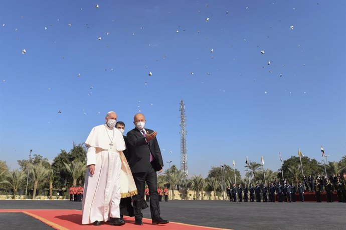 HANDOUT - 05 March 2021, Iraq, Baghdad: Iraqi President Barham Salih (R) welcomes Pope Francis at Baghdad's Presidential Palace. Pope Francis arrived in Iraq on Friday for the first ever papal visit to the Middle Eastern country, a place where the Chris