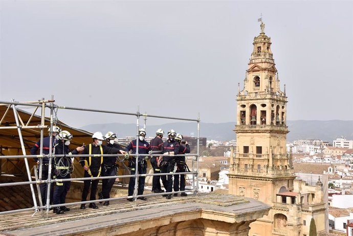 Archivo - Los bomberos, junto a uno de los canónigos, en su recorrido por las cubiertas de la Mezquita-Catedral de Córdoba.