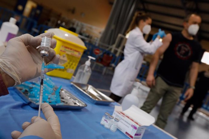 Una trabajadora sanitaria sostiene un vial de la vacuna contra el Covid-19, foto de recurso