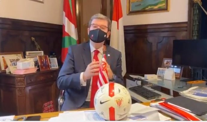 El alcalde de Bilbao, Juan Mari Aburto, manda un mensaje a los bilbaínos para que apoyen al Athletic.