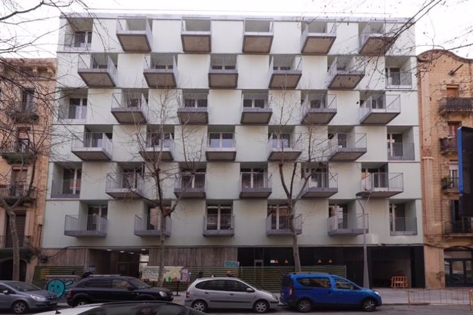 Barcelona adjudica 49 pisos públicos a personas mayores de 65 años en el barrio del Fort Pienc.