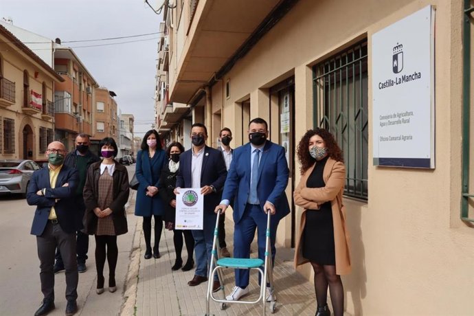 El consejero de Agricultura, Agua y Desarrollo Rural, Francisco Martínez Arroyo, en La Roda