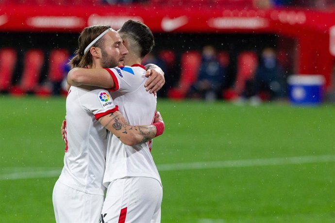 Gudelj y Ocampos se celebran tras un gol del Sevilla ante el Getafe  en LaLiga Santander 2020-2021