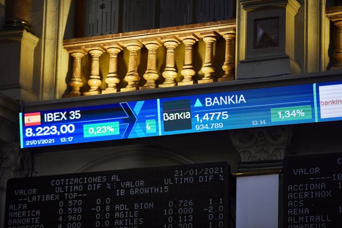 Archivo - Valores económicos en uno de los paneles del Palacio de la Bolsa de Madrid, en Madrid (España) a 21 de enero de 2021. 