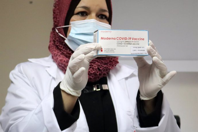 Archivo - 02 February 2021, Palestinian Territories, Bethlehem: A Palestinian health worker displays a box of Moderna Coronavirus (Covid-19) vaccine provided by Israel. Palestinian Authority began vaccinating health workers after a global pressure campa