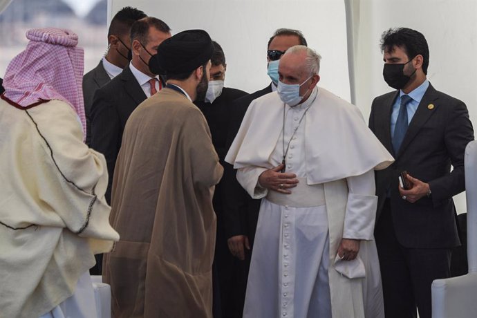 06 March 2021, Iraq, Nasiriyah: Pope Francis (2nd R) arrives to attend an interfaith prayerin the Sumerian city-state Ur, which is mentioned in the Bible as the home of the prophet Abraham, the father of the three monolithic faiths of Judaism, Christia