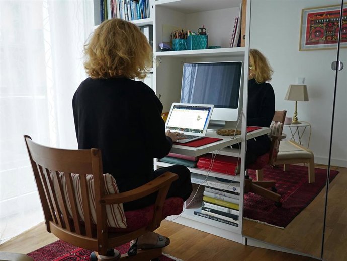 Archivo - Las distracciones y la desorganización hacen que seamos menos productivos durante nuestra jornada laboral