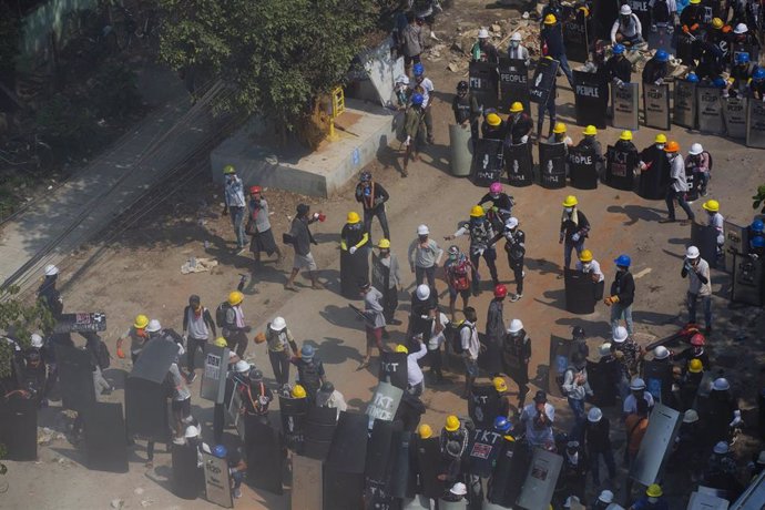 Barricadas cerca de Rangún durante las protestas contra el golpe de Estado en Birmania