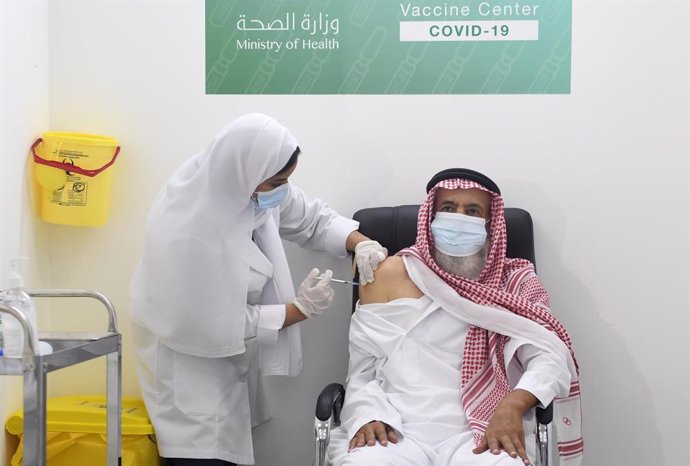 Archivo - Un hombre es vacunado en Arabia Saudí.