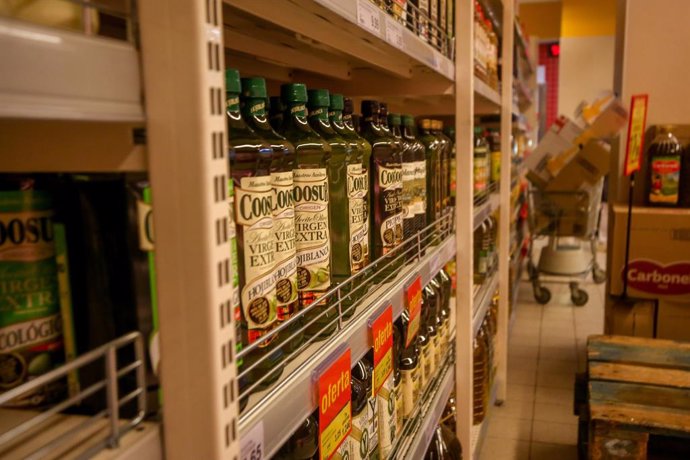 Archivo - Sección del aceite de oliva en un supermercado de Madrid (España), a 12 de enero de 2021. Los supermercados de la Comunidad de Madrid han abierto desde ayer en su mayoría con normalidad, con suministros suficiente y habituales, aunque con dete