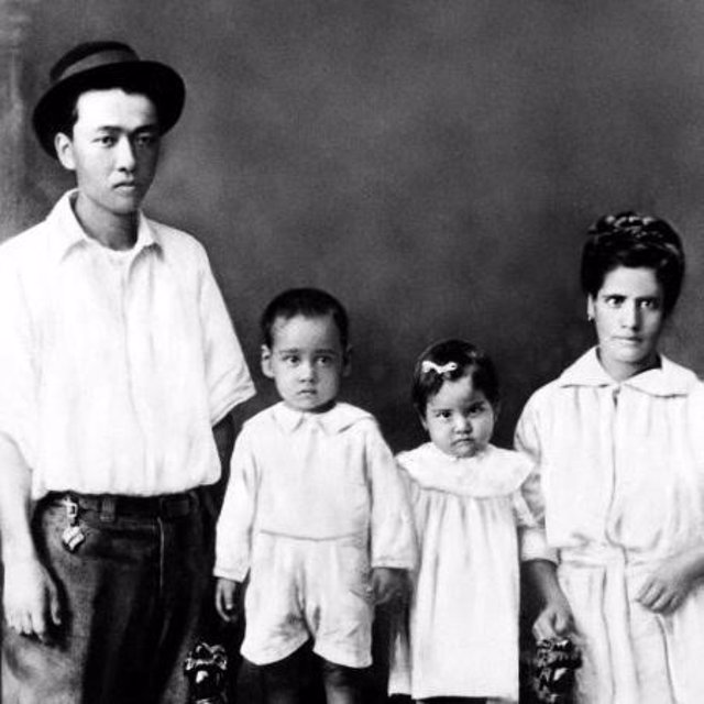 Archivo - Bernarda Caamaño ('Grandma Chang') posa con su marido, Chi Ho Chang, y dos de sus hijos.