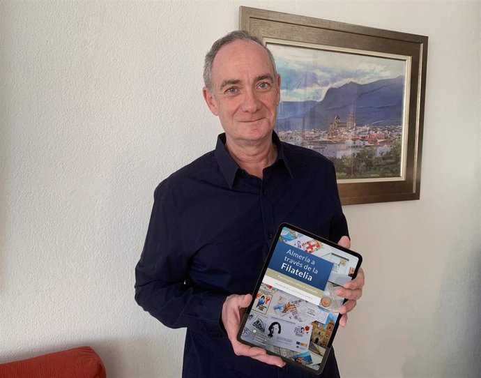Francisco J. Gutiérrez Gómiz con su libro sobre filatelia en una tablet