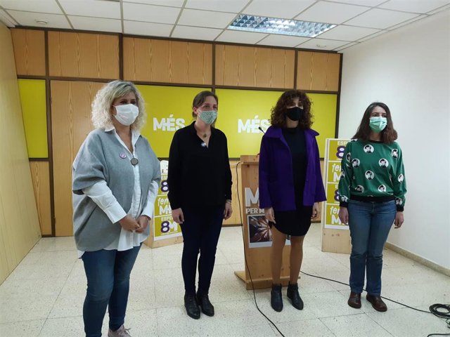 (I-D) La Coordinadora De La Sectorial Feminsmés, Anabel Riveras; La También Miembro De La Sectorial, Xisca Mir; La Secretaria De Igualda De MÉS, Aina Sastre, Y La Portavoz De MÉS En El Ayuntamiento De Palma, Neus Truyol