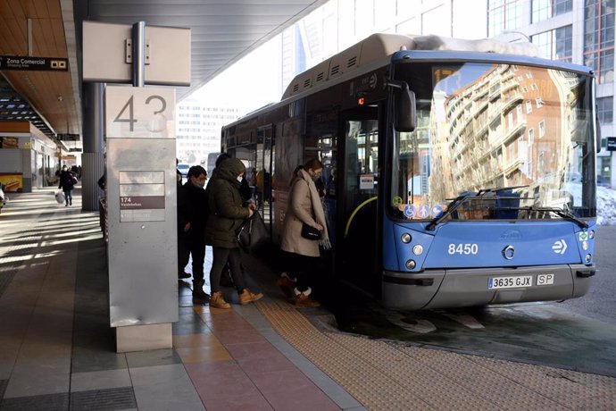 Archivo - Colas de gente esperando el autobús en Madrid