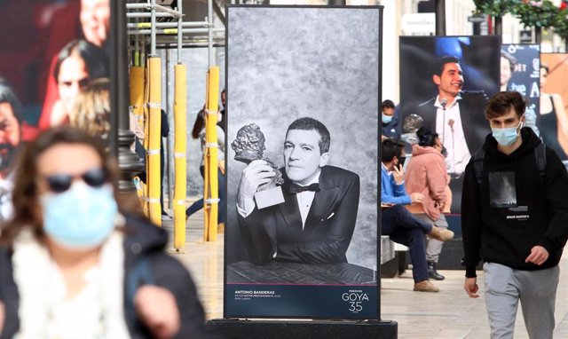 Varias personas pasean por calle Larios, donde ha sido inagurada la exposión sobre los premios Goya