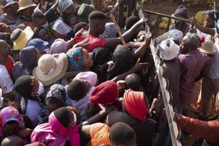 Archivo - Recogida de alimentos durante la pandemia de coronavirus en África 