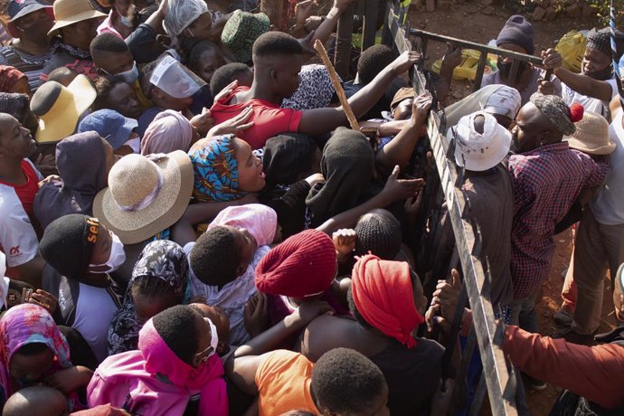Archivo - 07 June 2020, South Africa, Pretoria: Residents of the squatter settlement "Brazerville" crowd around the city council and members of the non-governmental organization "Lajpaal Foundation" during the distribution of food packages. Photo: Manas