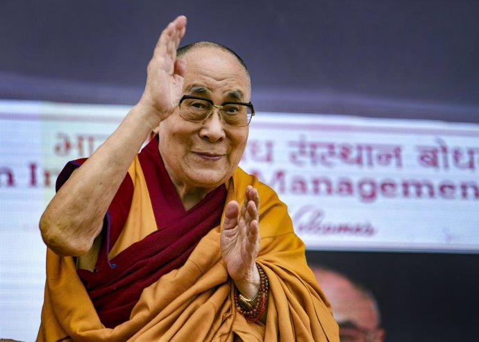 Archivo - 14 January 2020, India, Bodh Gaya: Tibetan Spiritual leader the Dalai Lama Tenzin Gyatso greets students of Indian Institute of Management (IIM) during his visit. Photo: Sanjay Kumar/PTI/dpa