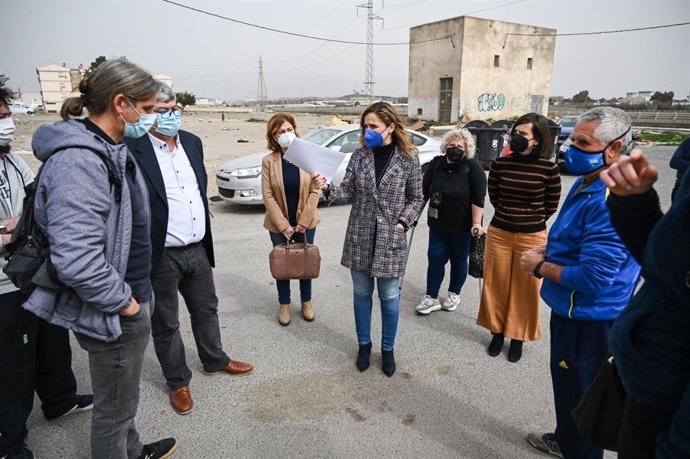 Vecinos del barrio de El Puche con, la delegada de la Junta de Andalucía en Almería, Maribel Sánchez Torregrosa.