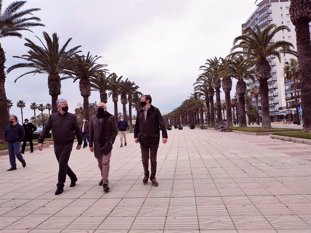 Matías Alonso, Carlos Carrizosa y Pere Ll. Huguet (Cs) en una visita a Salou (Tarragona)