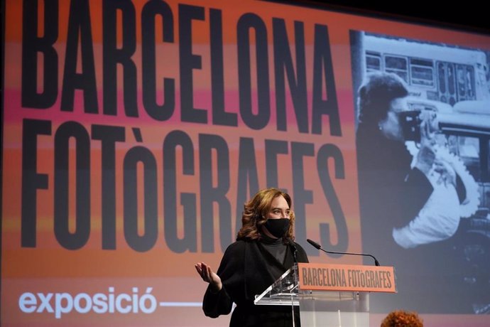 La alcaldesa de Barcelona, Ada Colau, en la inauguración de la exposición 'Barcelona Fotgrafes'