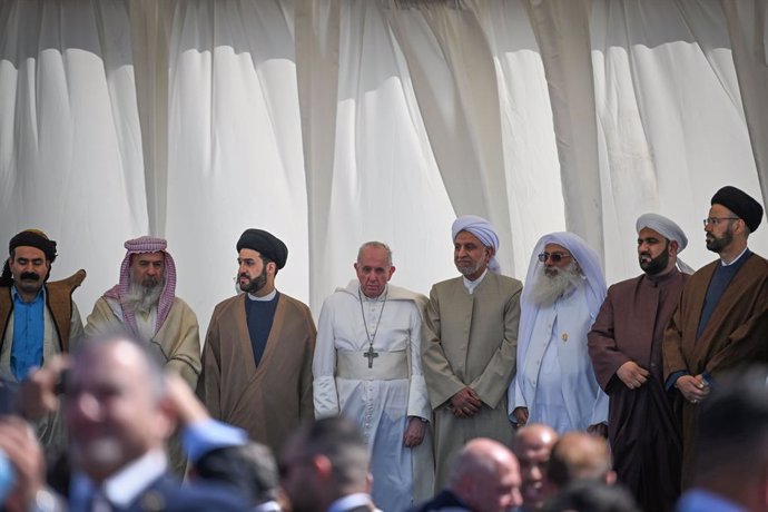 06 March 2021, Iraq, Nasiriyah: Pope Francis is surrounded by religious figures from different Iraqi sects as he attends an interreligious meeting in the Sumerian city-state Ur, which is mentioned in the Bible as the home of the prophet Abraham, the fat
