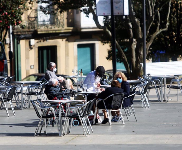 Comensales disfrutan en la terraza de un restaurante con un 30% de aforo permitido en el área sanitaria de Ferrol, A Coruña, Galicia (España), a 5 de marzo de 2021. El comité clínico de la Xunta de Galicia decidió levantar las restricciones especiales e