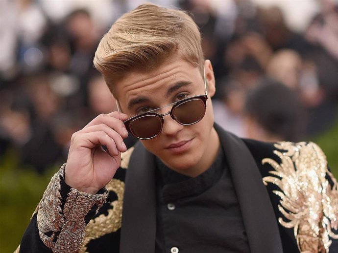 JUSTIN BIEBER