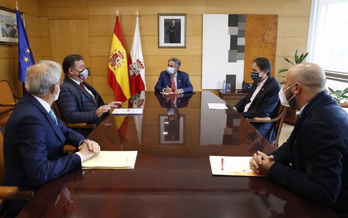 El presidente de Cantabria, Miguel Ángel Revilla, y el consejero de Obras Públicas, José Luis Gochicoa, se reúnen con la Asociación de Constructores de Cantabria.