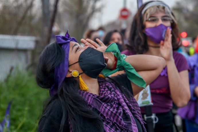 Una mujer grita durante una marcha y batukada feminista en el CIE de Aluche.