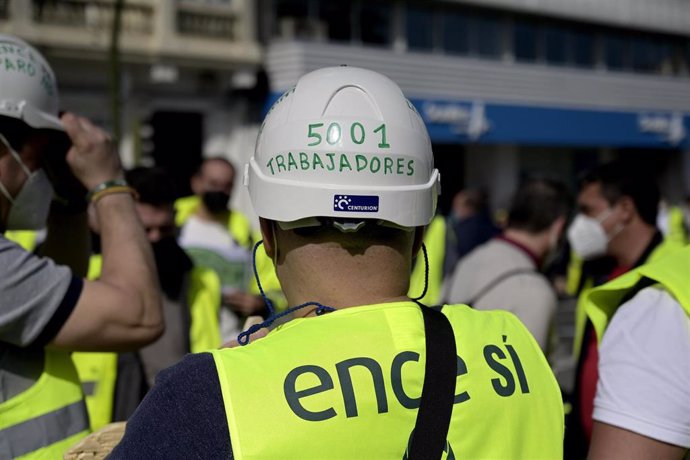 Un trabajador de ENCE Pontevedra con un casco de trabajo y acompañado de transportistas de madera acude a una sentada organizada en A Coruña delante de la Delegación del Gobierno para exigir garantías de empleo, en A Coruña, (Galicia), a 5 de marzo de 2