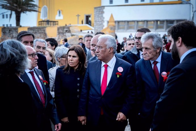 El primer ministro portugués, António Costa, junto al secretario general del Partido Comunista de Portugal, Jerónimo de Sousa