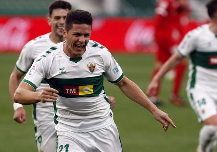 Guido Carrillo celebra el 2-0 del Elche ante el Sevilla