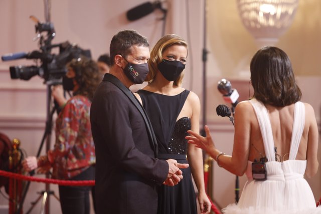 Los presentadores de la Gala el actor Antonio Bandera y la periodista y María Casado,  posan en la alfombra roja en la 35 edición de los Premios Goya en el Teatro del Soho CaixaBank de Málaga a 6 de marzo del 2021