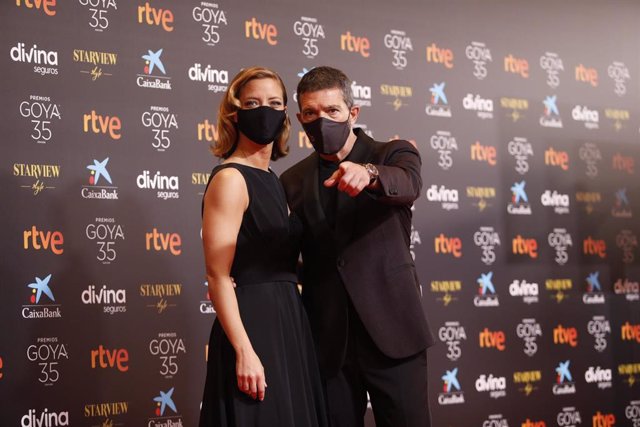Los presentadores de la Gala el actor Antonio Bandera y la periodista y María Casado,  posan en la alfombra roja en la 35 edición de los Premios Goya en el Teatro del Soho CaixaBank de Málaga a 6 de marzo del 2021