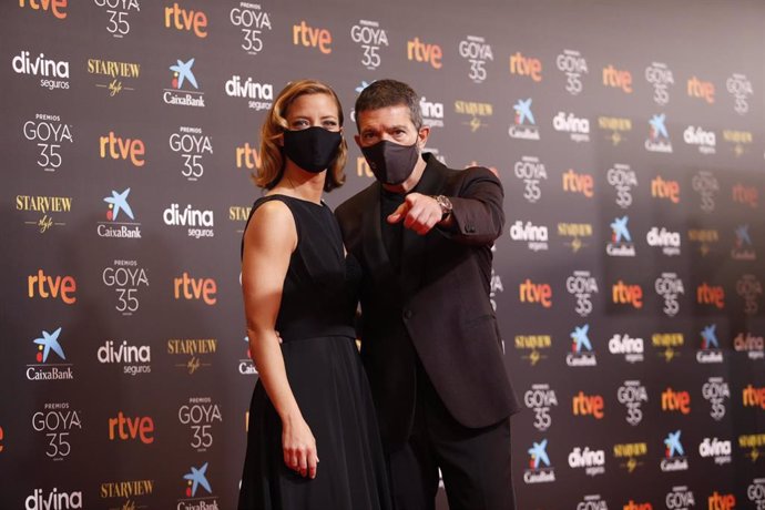 Los presentadores de la Gala el actor Antonio Bandera y la periodista y María Casado,  posan en la alfombra roja en la 35 edición de los Premios Goyaen elTeatro del Soho CaixaBank de Málaga a 6 de marzo del 2021