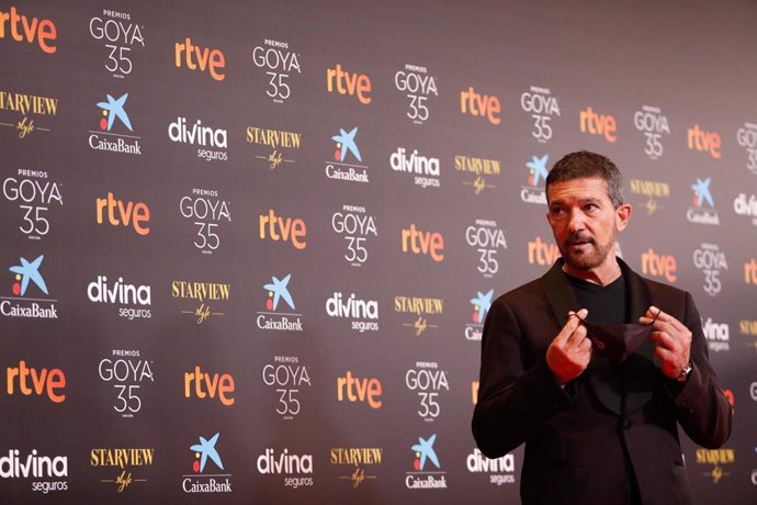 El presentador de la Gala el actor Antonio Bandera,  posa en la alfombra roja en la 35 edición de los Premios Goyaen elTeatro del Soho CaixaBank de Málaga a 6 de marzo del 2021