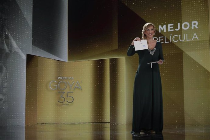 La enfermera Ana María Ruiz anuncia el Goya a Mejor Película