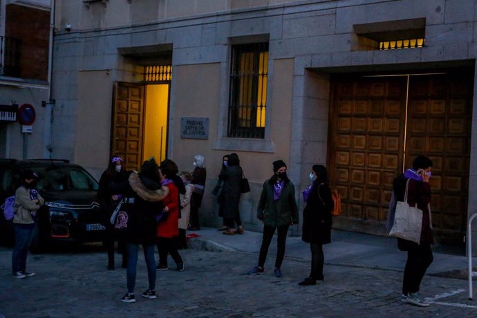 Varias personas de asociaciones feministas, entre ellas el Movimiento Feminista de Madrid se reúnen en las inmediaciones del Tribunal Superior de Justicia de Madrid (TSJM) que decide si autoriza o deniega las manifestaciones del 8M, en Madrid (España), 