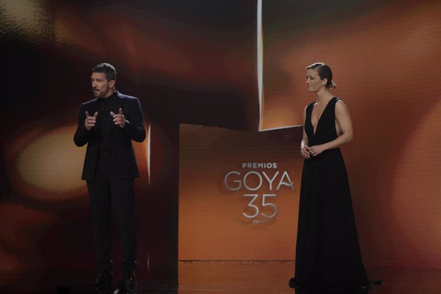 Los presentadores de los Goya Antonio Banderas y María Casado