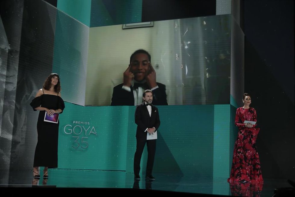 Adú Adam Nourou, Mejor actor revelación en los Premios Goya 2021 celebrados en Madrid, a 6 de marzo de 2021.