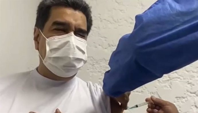 El presidente de Venezuela, Nicolás Maduro, recibe la vacuna rusa contra el Coronavirus