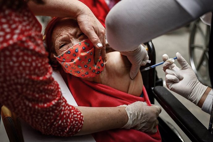 22 February 2021, Mexico, Merida: A health worker administers a shot of a COVID-19 vaccine for the elderly at Fraccionamiento Las Americas neighbourhood. Photo: Diego Siman/El Universal via ZUMA Wire/dpa