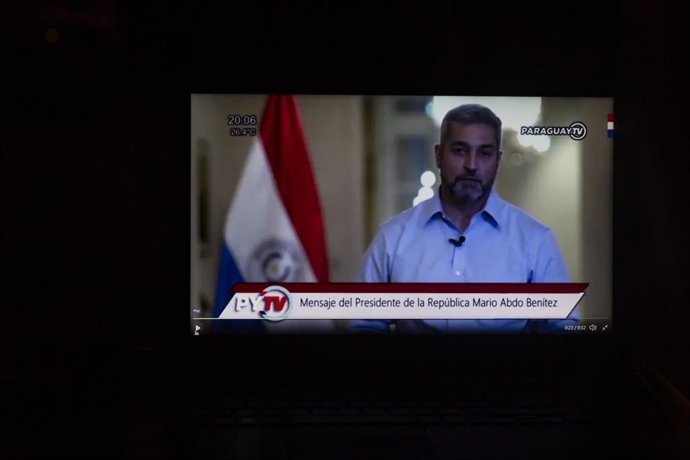 El presidente de Paraguay anunciando la salida de cuatro ministros de su Gobierno en la televisión pública el sábado 6 de marzo.