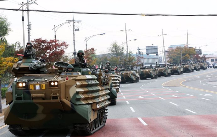 Archivo - 21 October 2020, South Korea, Pohang: Landing vehicles of South Korea's Marine Corps drive on a road as part of the Hoguk exercise involving the Army, Navy, Air Force and Marine Corps against North Korea's possible provocations. Photo: -/YNA/d