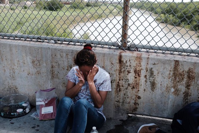 Archivo - Una mujer de Honduras en México, después de que las autoridades estadounidenses le hayan negado la entrada a Estados Unidos.