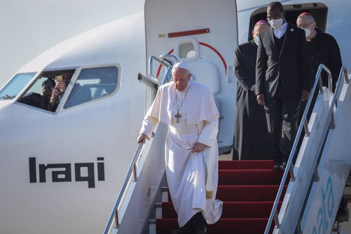 07 March 2021, Iraq, Erbil: Pope Francis (L) arrives at Erbil International Airport ahead of his meeting with with President of the Kurdistan Region Nechirvan Barzani, as part of his visit to Kurdistan. Pope Francis arrived in Iraq on Friday for the fir